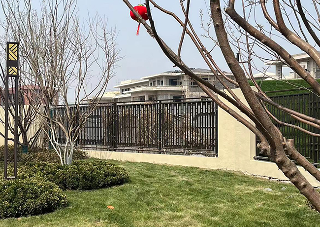 固安別墅區(qū)鐵藝圍墻護(hù)欄安裝完成